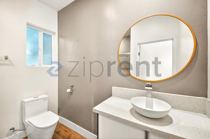 Building Photo - 5641 Riverton Ave