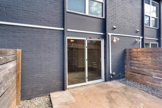 Building Photo - 3810 Southway Dr