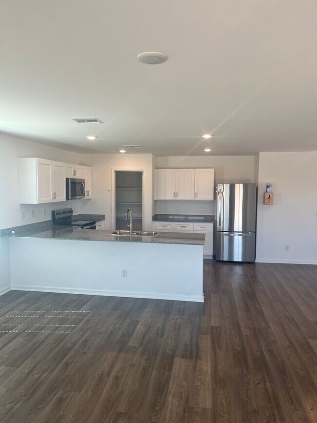 Building Photo - Beautiful 4 Bedroom 2 Bathroom split floor plan home in the newly built Turquoise Hills Neighborh...