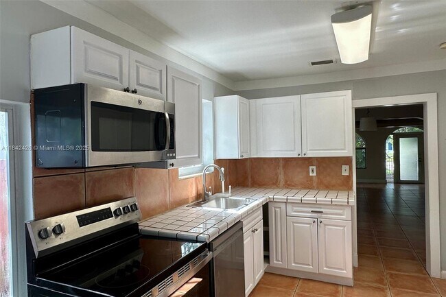 Building Photo - 542 NE 130th St