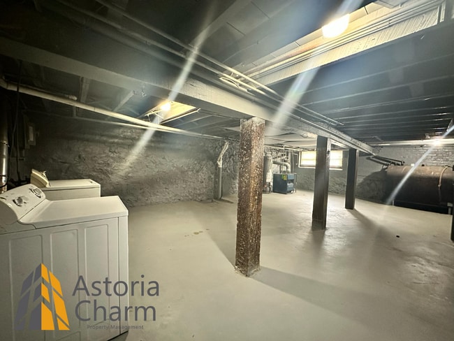 Building Photo - 4 bedroom 1 bath or 3 bedroom + den AVAILA...