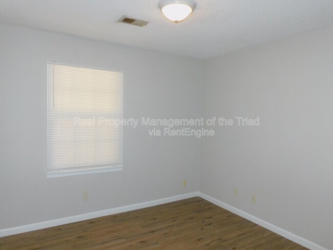 Building Photo - 4921 Chaucer Dr
