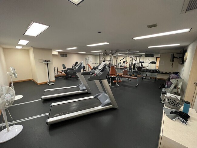 Building Photo - Fantastic 3 Bedroom 3 Bathroom Condo With ...