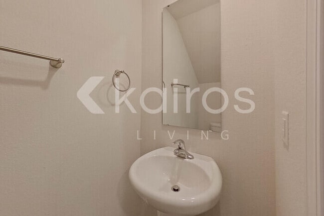 Building Photo - 304 Common Reed Dr