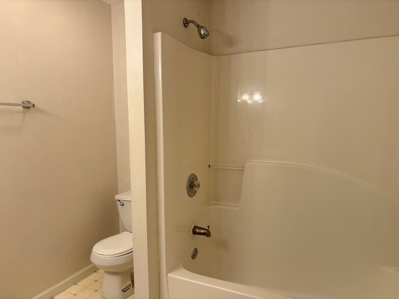 Building Photo - 409 S Beech St