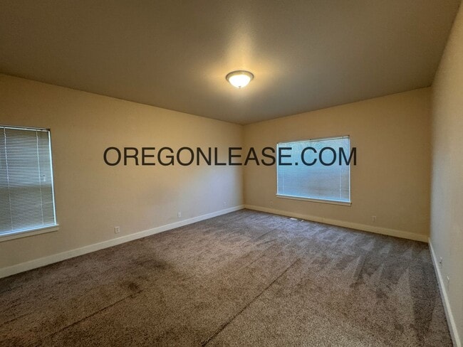 Building Photo - North Eugene 3/2 bath home