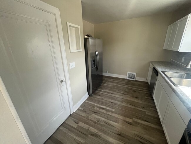 Building Photo - Fully Remodeled 2 Bedroom 1.5 Bathroom House in Moline