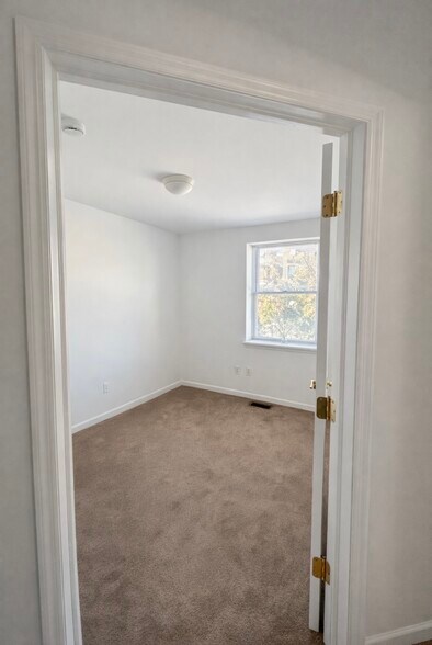 Small extra bed room - 101 Main St