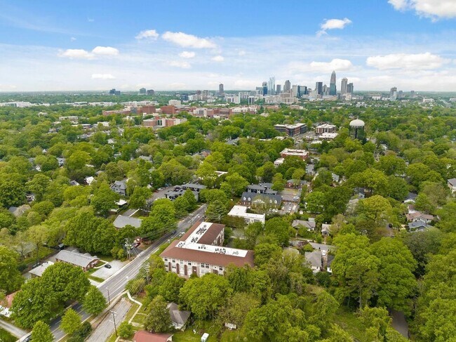 Building Photo - 404 N Laurel Ave