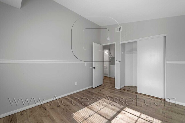 Building Photo - 464 E Jarvis St