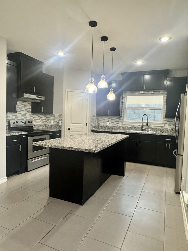 Building Photo - 203 Desert Palm Dr