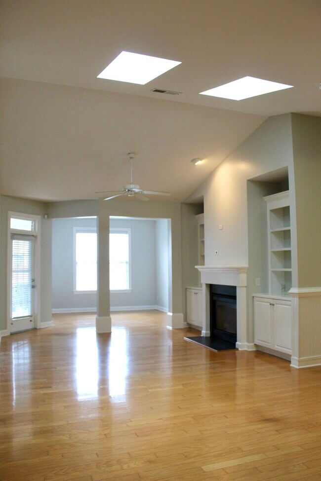 Building Photo - 1262 Greensview Cir