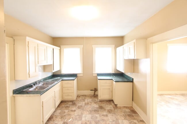 Building Photo - New On The Market! Fresh New Updates!! Bet...