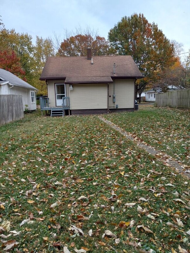 Building Photo - Cute 2 Bedroom with Washer/Dryer Hookup