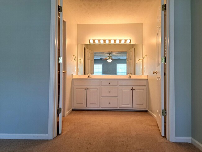 Building Photo - 1908 Joslyn Dr