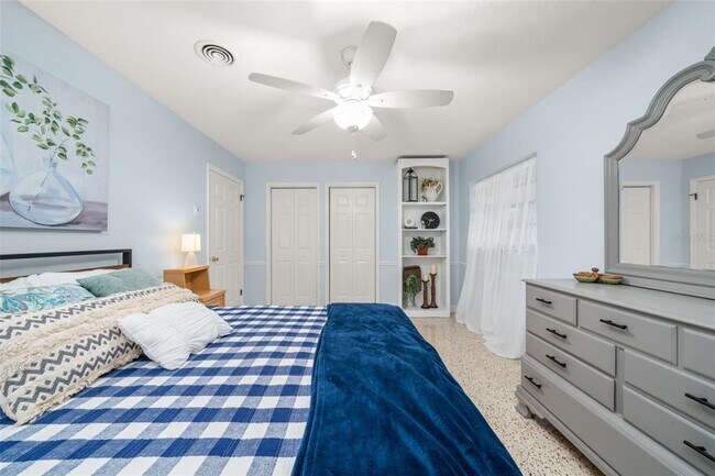 Building Photo - 2551 Lakeview Dr