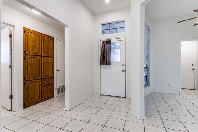 Building Photo - 215 Meadowbrook Ln