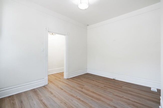 Building Photo - 3 bed 2 bath - fresh updates, central air,...