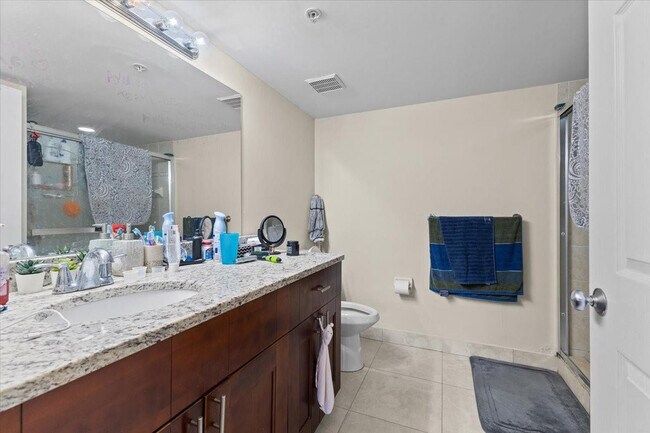 Building Photo - 609 E Sheridan St