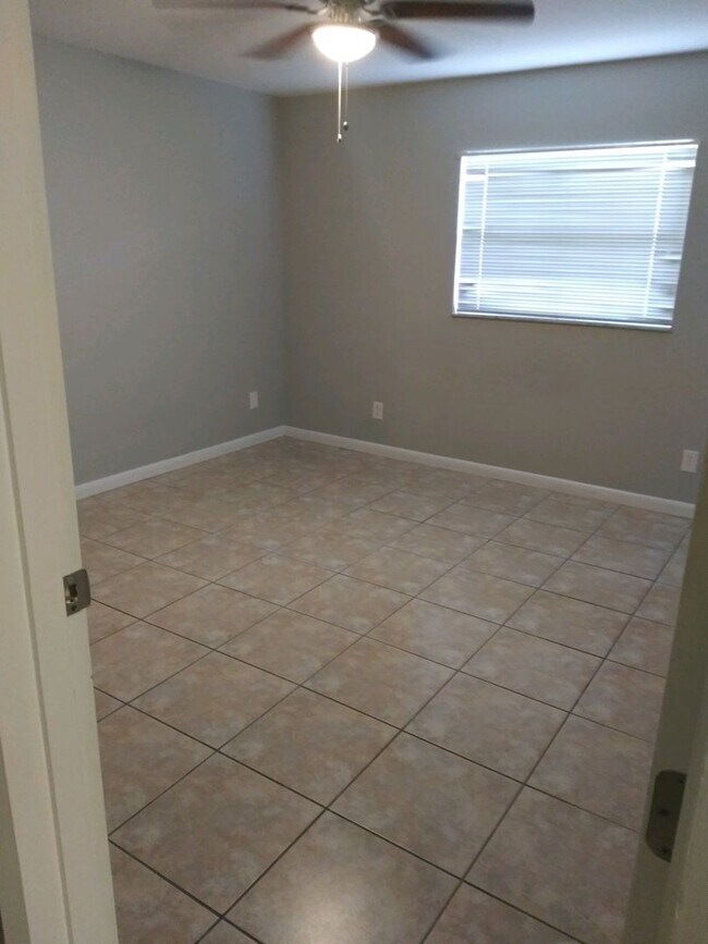 Building Photo - South Lakeland Rental!!