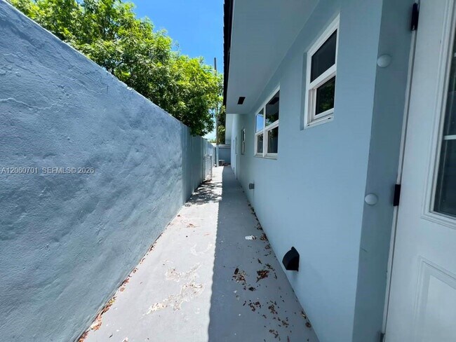 Building Photo - 1239 SW 22nd Ave