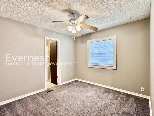 Building Photo - 4 Bed/2.5 Bath Home with Fenced Yard & Garage / Available Now!