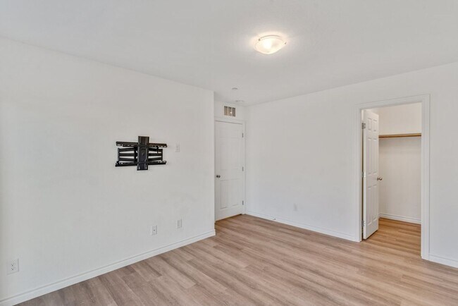 Building Photo - Spacious Three Story 3 Bed 3.5 Bath Smarth...