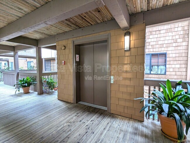 Building Photo - 8850 Villa La Jolla Dr