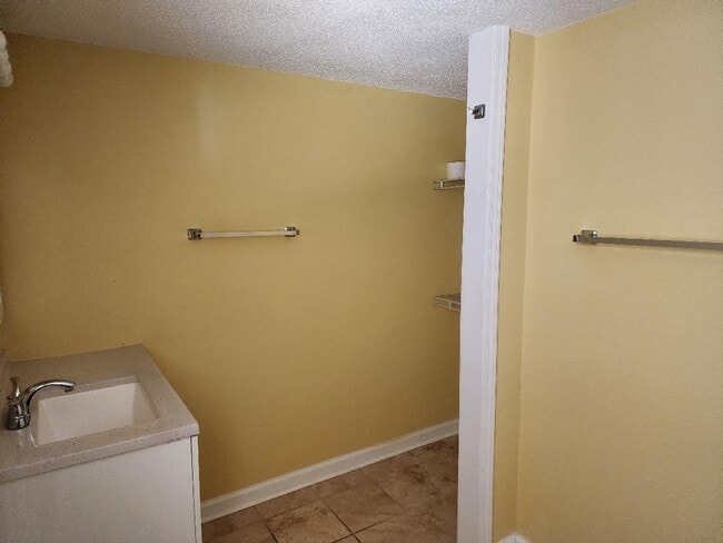 Building Photo - LOVE SIZE!