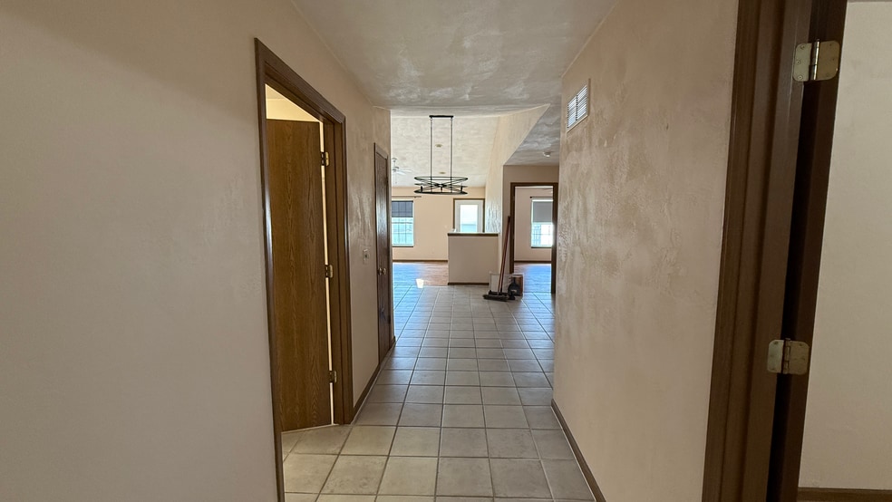 Building Photo - 213 Mueller Ln