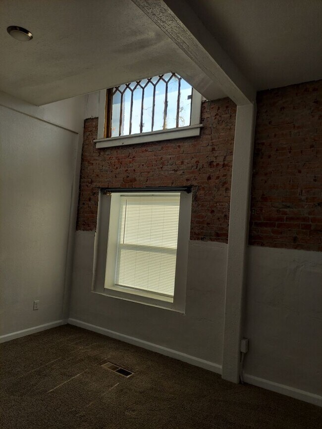 Building Photo - r221-7