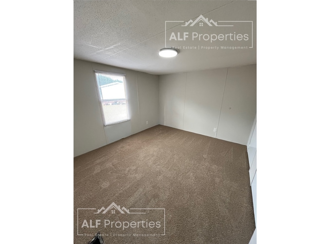 Building Photo - Newly Renovated and Available