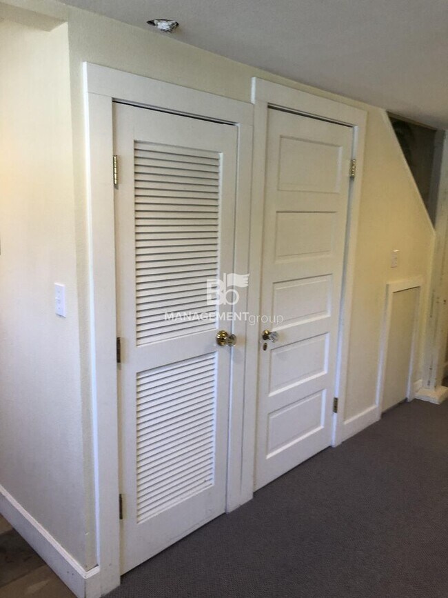 Building Photo - 2741 SW Old Orchard Rd