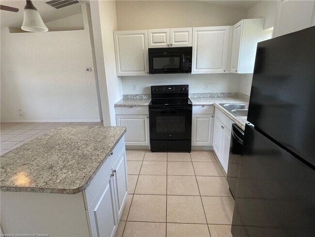 Building Photo - GREAT LOCATION! GREAT PRICE!  3 Bedroom, 2...