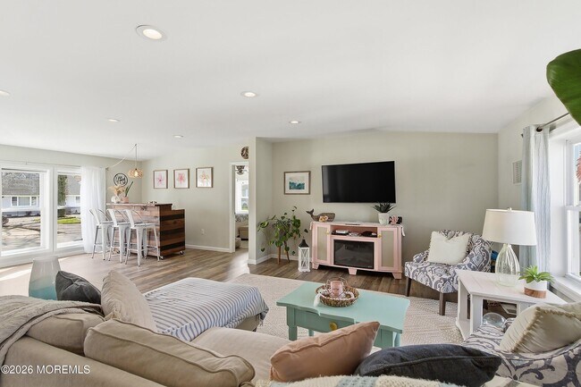 Building Photo - 616 Newport Ave