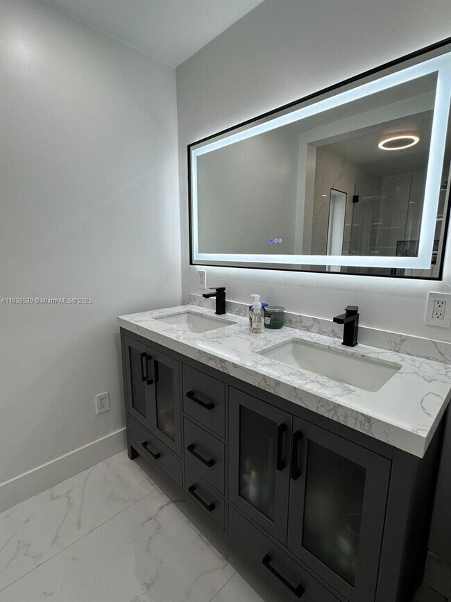 Building Photo - 9720 Bel Aire Dr
