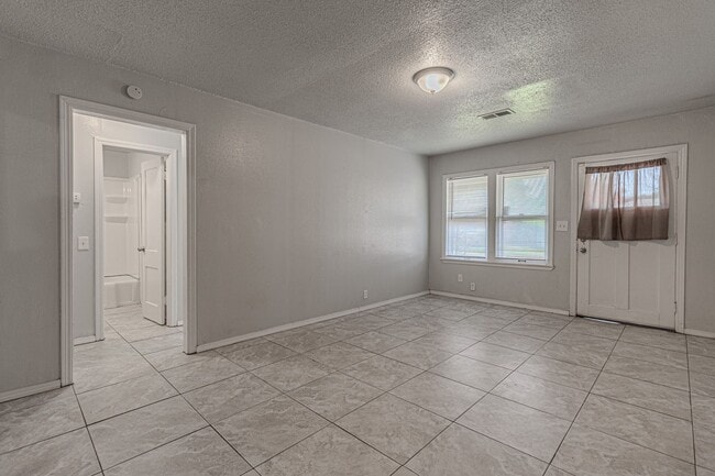 Building Photo - 3 Bed 2 Bath in OKC!