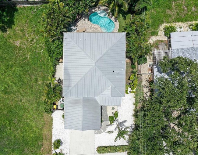 Building Photo - 1738 Siesta Dr