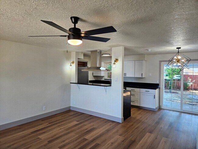 Building Photo - 3Bd/1.5Ba Single Story Home - For viewing!
