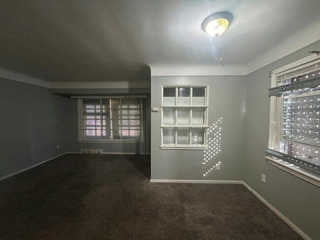 Building Photo - 9961 Vaughan St