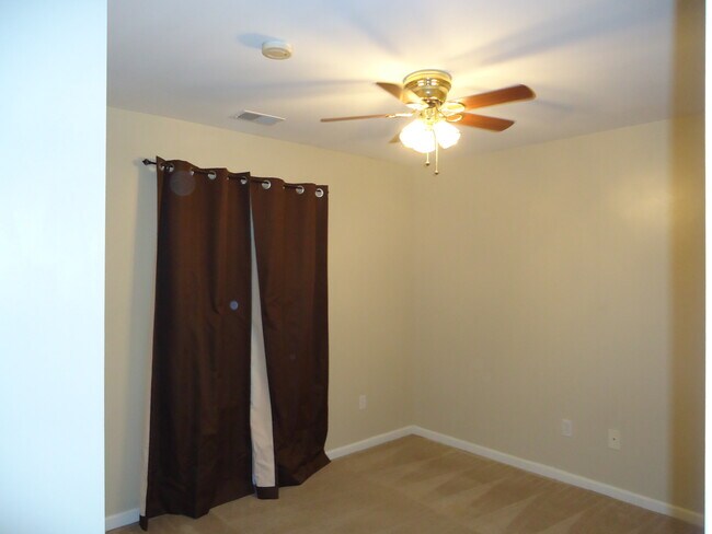 Building Photo - 2051 Stoneleigh Dr