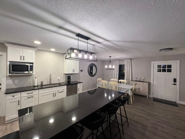 Building Photo - 652 Glenview Dr