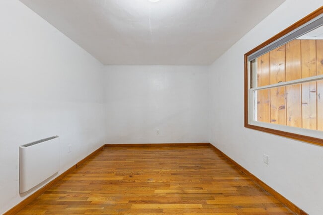 Building Photo - Charming Remodeled Duplex: Pet Friendly!