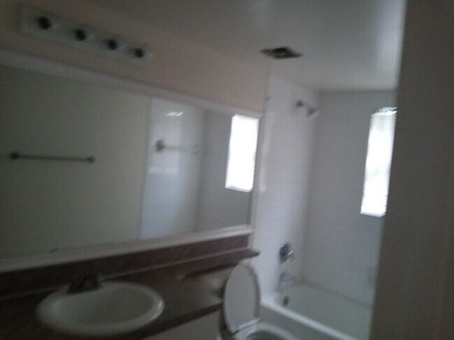 Building Photo - Spacious 3bedroom, 3bath condo unit