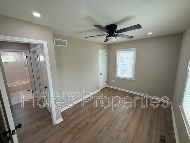 Building Photo - 1018 Urana Ave