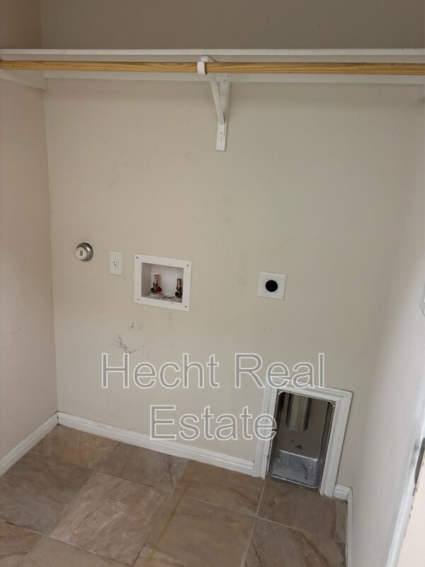 Building Photo - 342 Main St