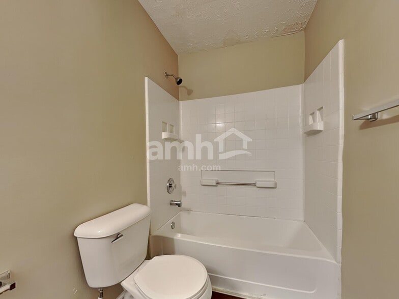 Building Photo - 1215 Lasalle Dr