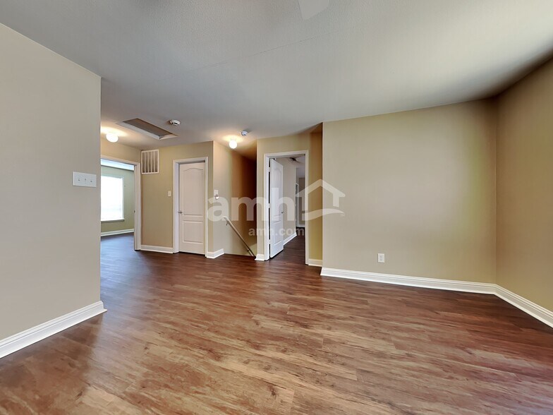 Building Photo - 853 Colonial Way