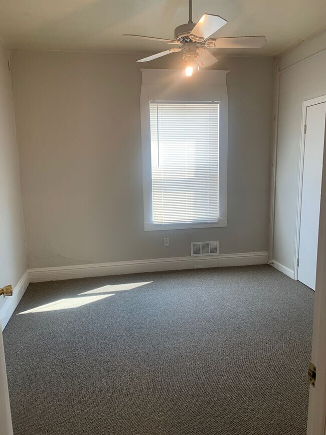 Building Photo - 1400 7th Ave