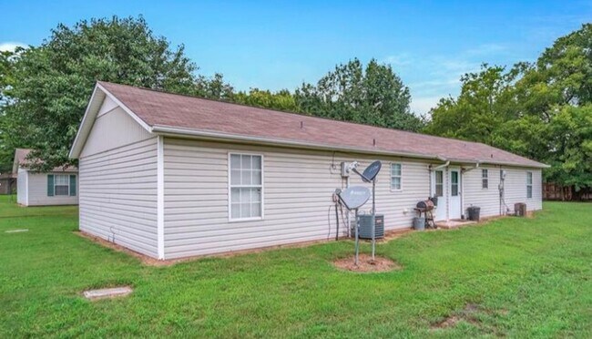 Building Photo - 605 College St